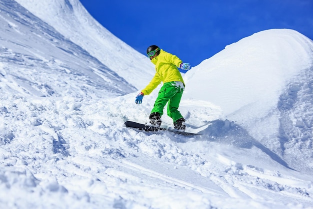 冬の雪に覆われた山でスキーをしている若者の低角度の景色