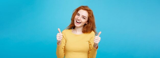 Photo low angle view of young woman standing against blue background