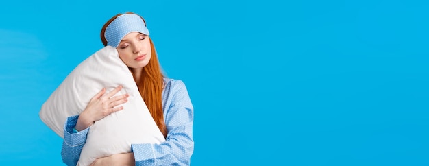 Photo low angle view of young woman standing against blue background