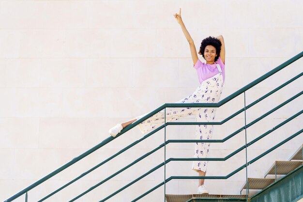 Photo low angle view of young woman standing against wall