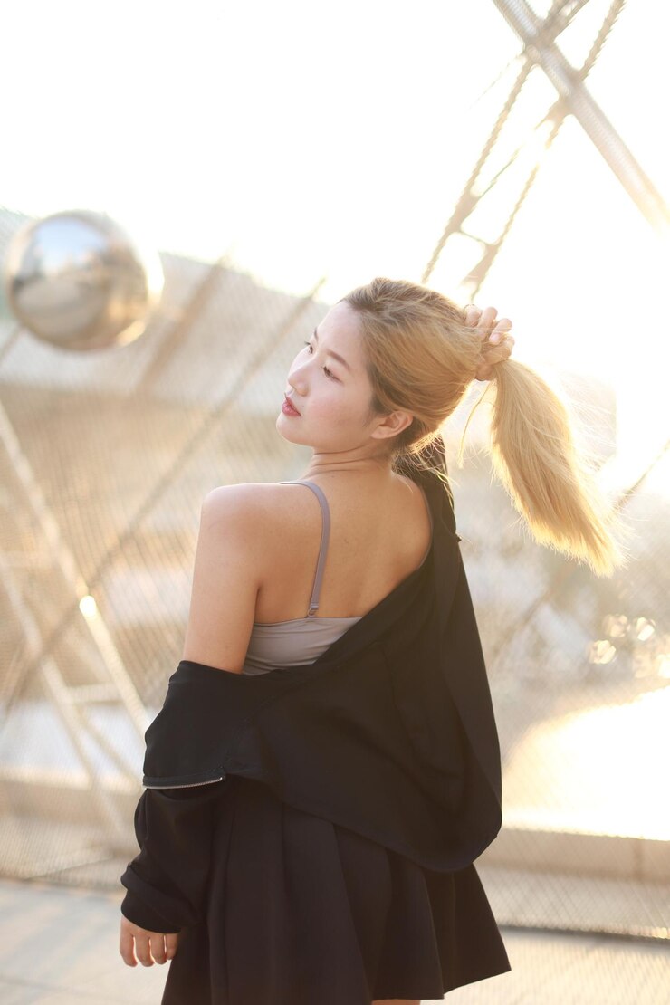 Photo 站在牆上的一位年輕女子的低角度視角