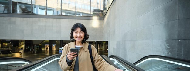 車の中に立っている若い女性の低角度の写真