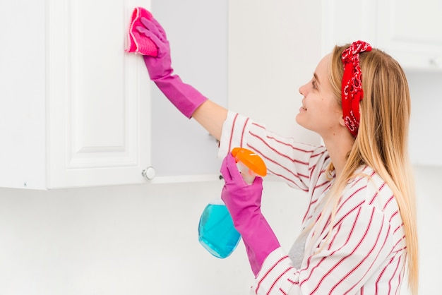 Photo low angle woman cleaning walls at home