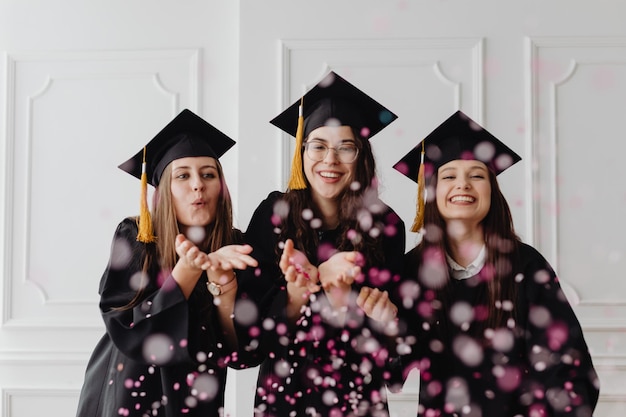 Foto giovani womans di angolo basso che celebrano la sua laurea