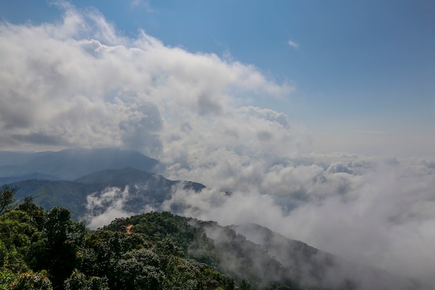 マンティケイラ山脈の頂上にある丘の頂上を覆う低い雲。ブラジル、ミナスジェライス州