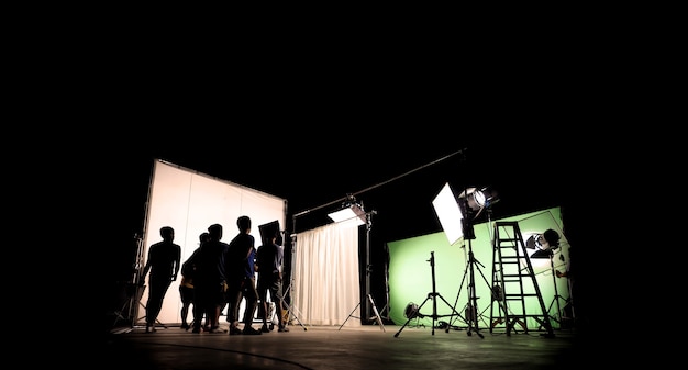 Illuminazione silhouette low key della produzione vdo dietro le quinte che la troupe cinematografica sta allestendo
