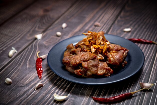 Photo low light photography of pork fried with garlic ready for serve