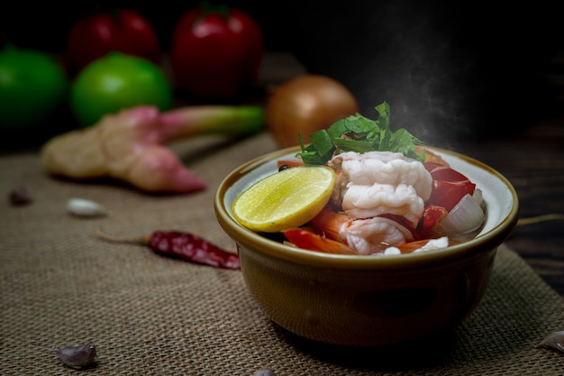 저조도 사진 매운 태국 음식 카레 Tom yum kung