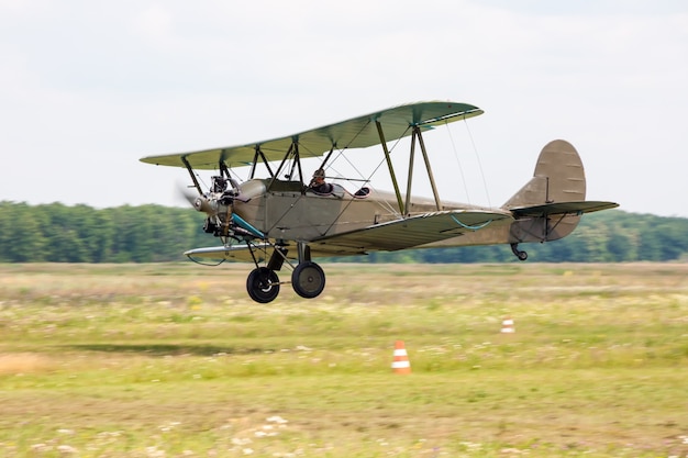 Low pass van retro vliegtuig