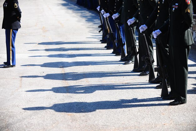 Foto sezione bassa di soldati dell'esercito in fila