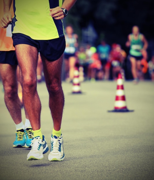 Foto sezione bassa degli atleti che corrono la maratona