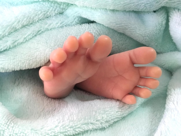Foto sezione inferiore dei piedi del bambino