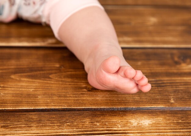 Foto sezione inferiore del bambino sul pavimento