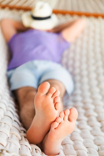 Foto sezione inferiore del bambino sdraiato sul letto