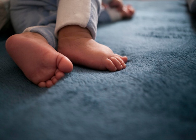 Foto sezione inferiore del bambino che dorme sul letto