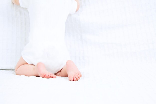 Foto sezione bassa del bambino in piedi su sfondo bianco piede del bambino