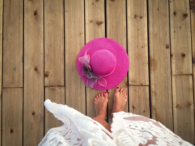 Photo low section of barefoot woman