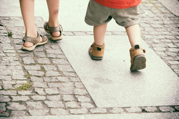 Foto sezione bassa di ragazzi in piedi all'aperto