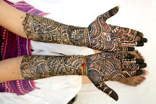 Photo low section of bride wearing henna tattoos at home