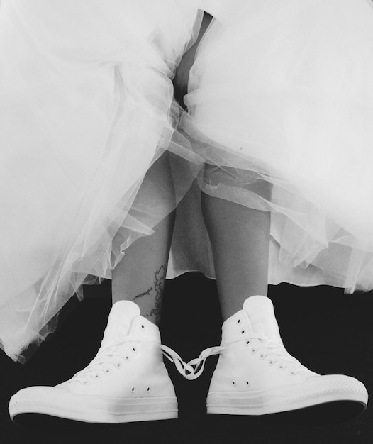 Foto sezione bassa della sposa che indossa scarpe