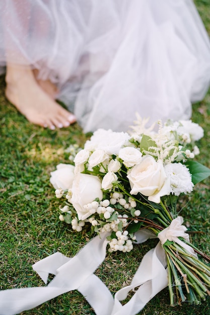 잔디 에 꽃 꽃부위 를 가진 신부 의 낮은 부분