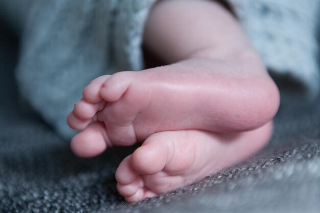 Foto sezione inferiore del bambino sul letto