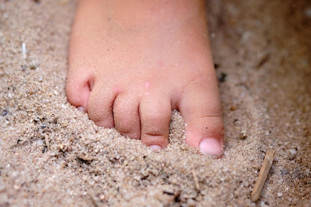 Foto sezione inferiore del bambino sulla sabbia