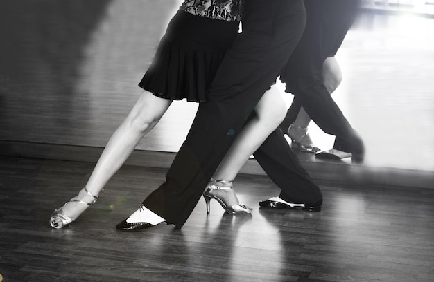 Photo low section of couple dancing on hardwood floor