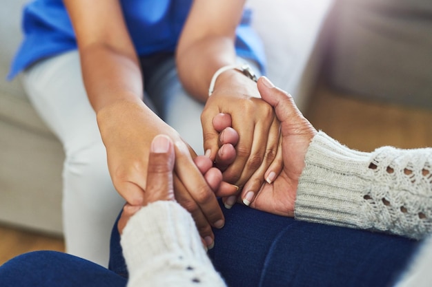 Photo low section of couple holding hands