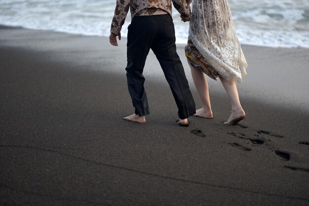 Photo low section of footpath of lover  on beach