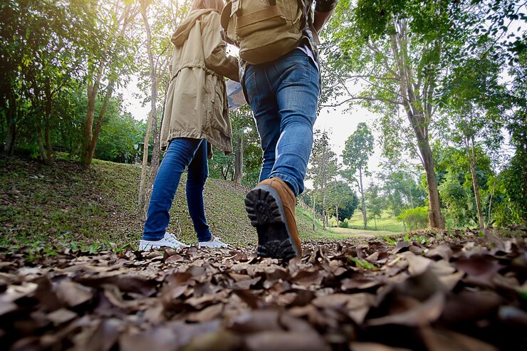 Photo low section of friends walking in forest