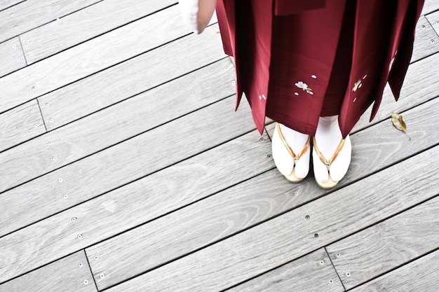Foto sezione bassa di geisha in piedi sul lungomare