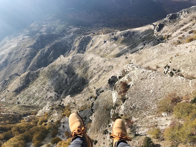 山と対峙する低層の人間