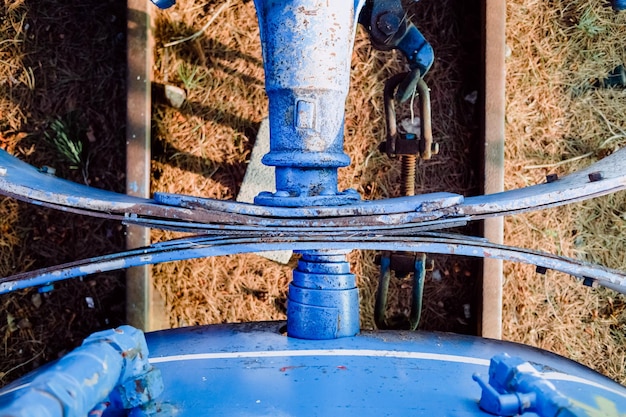 Foto sezione bassa dell'uomo sul tubo blu