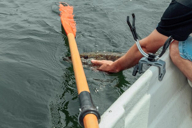 Foto sezione inferiore dell'uomo su una barca in mare