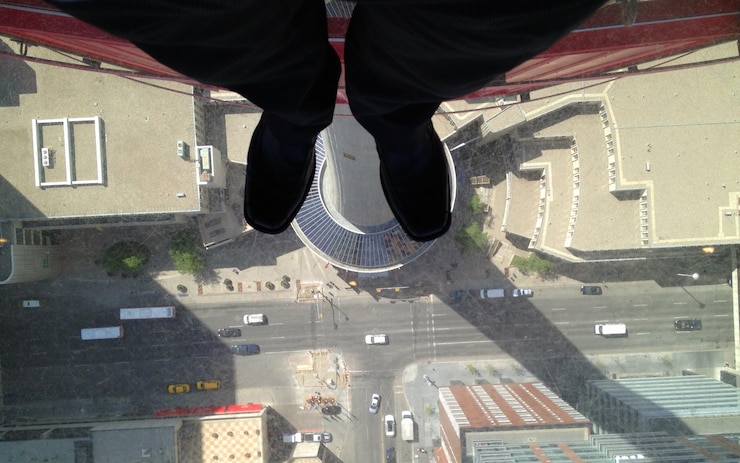 Photo 建物のテラスの下部の男性