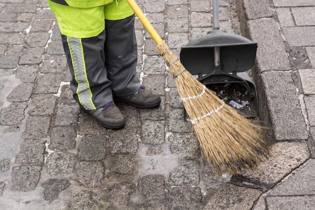 Photo low section of man cleaning footpath