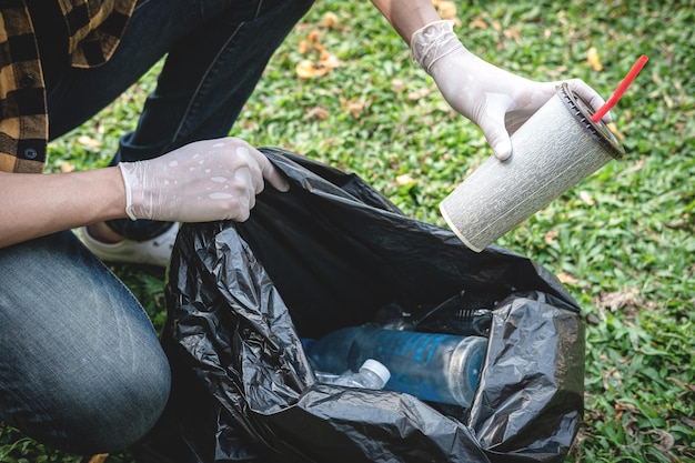 Photo low section of man cleaning garbage