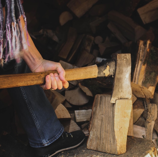 Photo low section of man cutting wood with axe