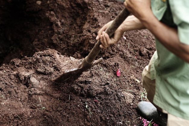 Photo low section of man digging mud