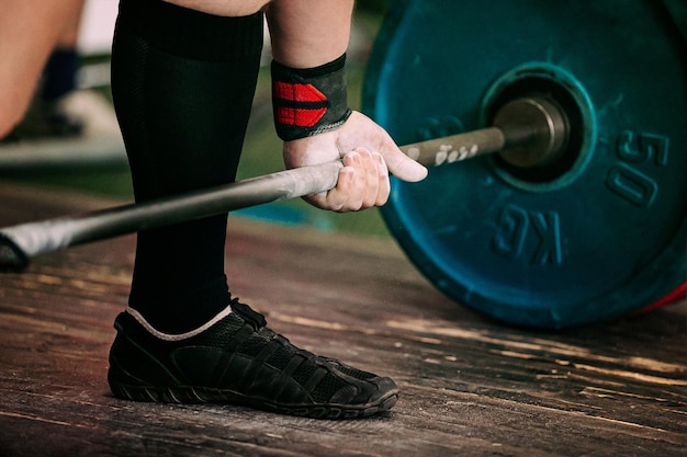 Photo low section of man exercising in gym