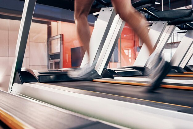 Foto sezione inferiore dell'uomo che si esercita in palestra