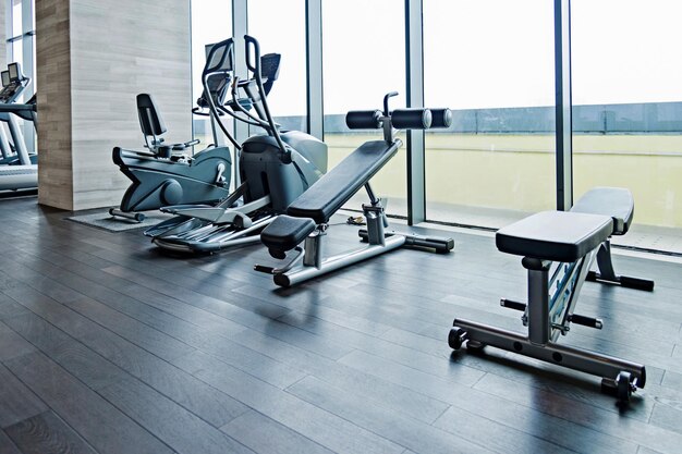 Photo low section of man exercising in gym