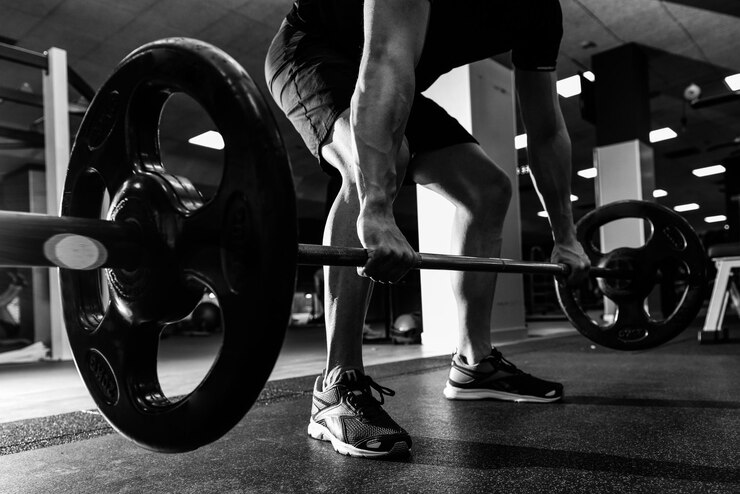 Photo low section of man exercising in gym