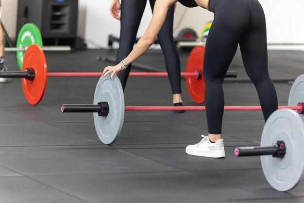 Foto sezione inferiore dell'uomo che si esercita in palestra