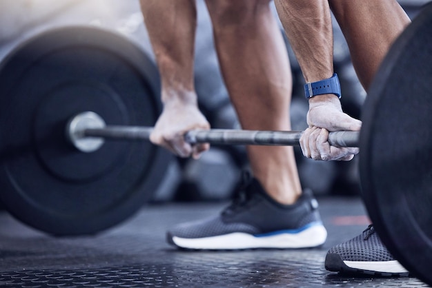 Photo low section of man exercising in gym