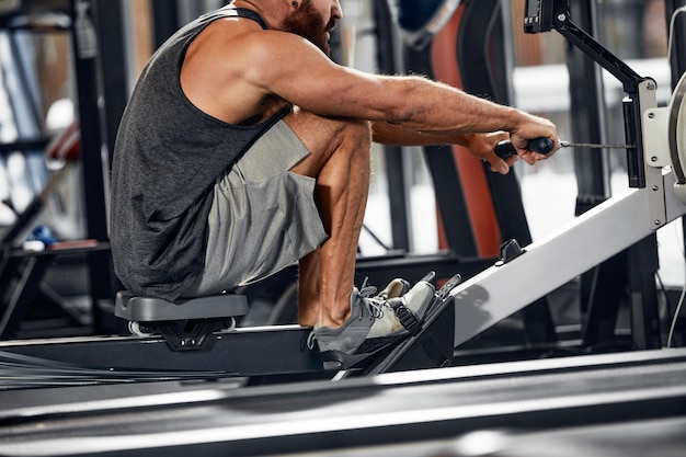 Foto sezione inferiore dell'uomo che si esercita in palestra