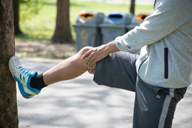 Photo low section of man exercising at park