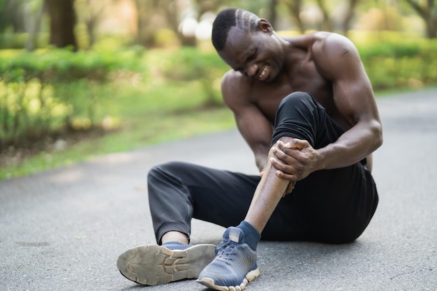 Photo low section of man exercising on road