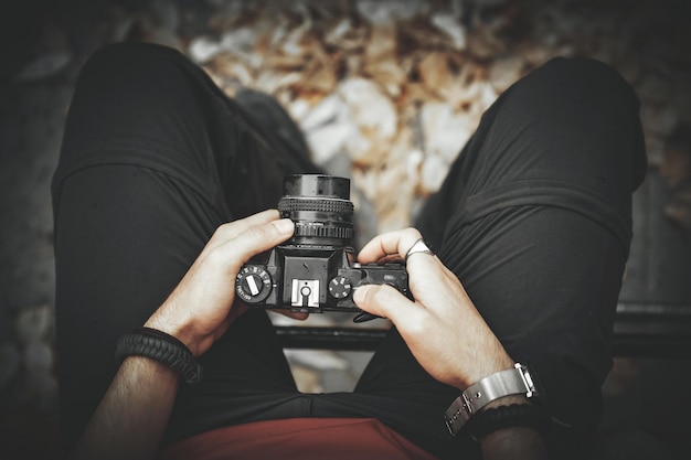 Photo low section of man holding camera